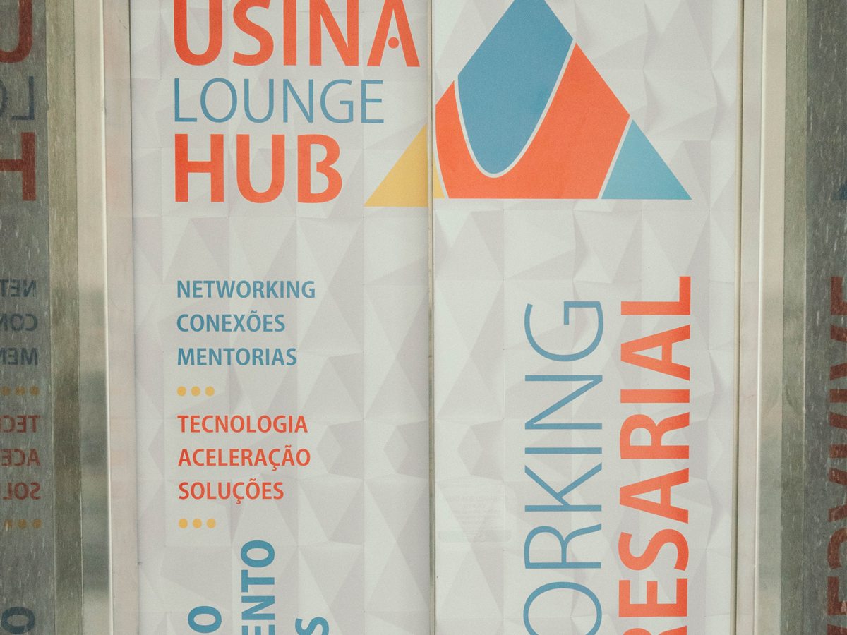 Entrada com identidade visual Usina Lounge Hub